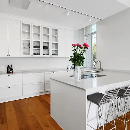 Bright Renovated And Spacious *