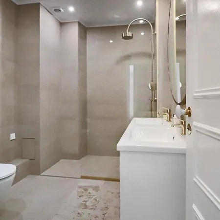 Bright Renovated And Spacious Apartament