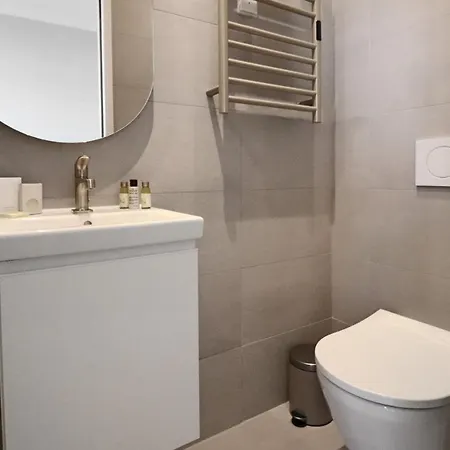 Bright Renovated And Spacious شقة